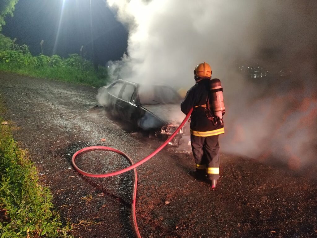 Incêndio Consome Veículo em Xanxerê: Corpo de Bombeiros Entra em Ação