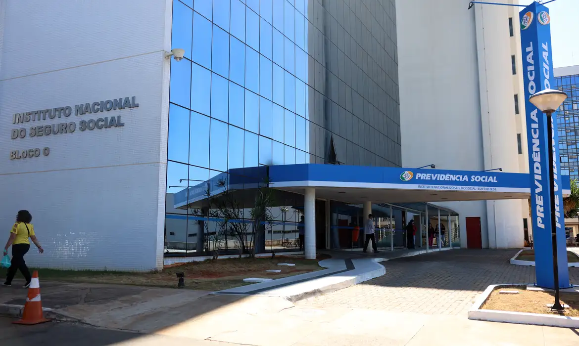 Bloqueio de R$ 2,8 Bi pelo INSS: Justiça Age Contra Descontos Irregulares