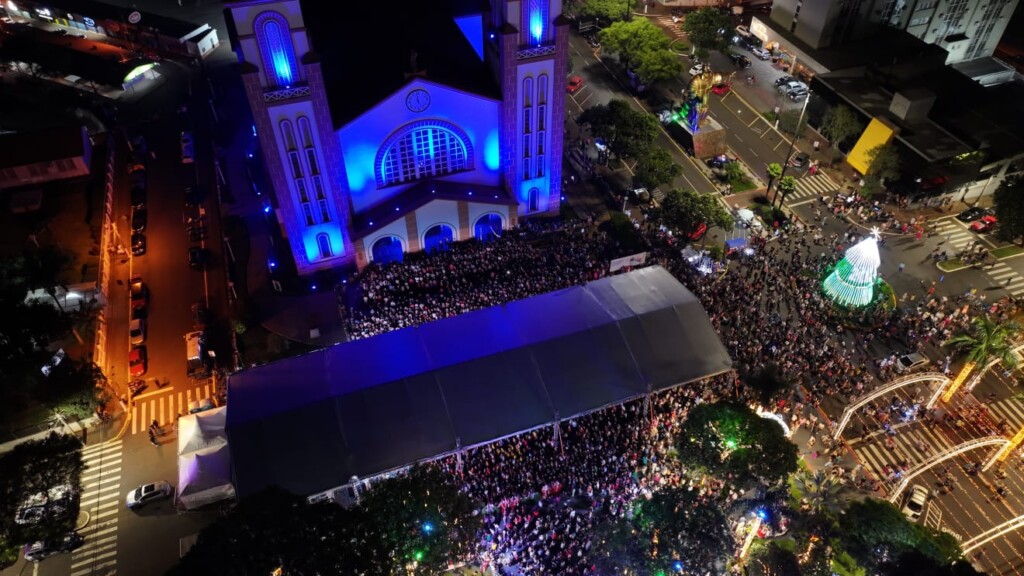 Evento Natalino em Chapecó Atrai Multidão para Shows Gospel
