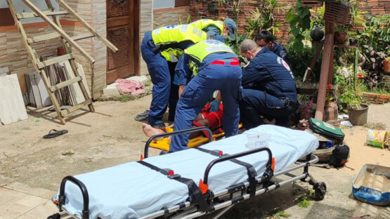 Acidente de Trabalho em Içara: Homem de 60 Anos Sofre Queda de Telhado