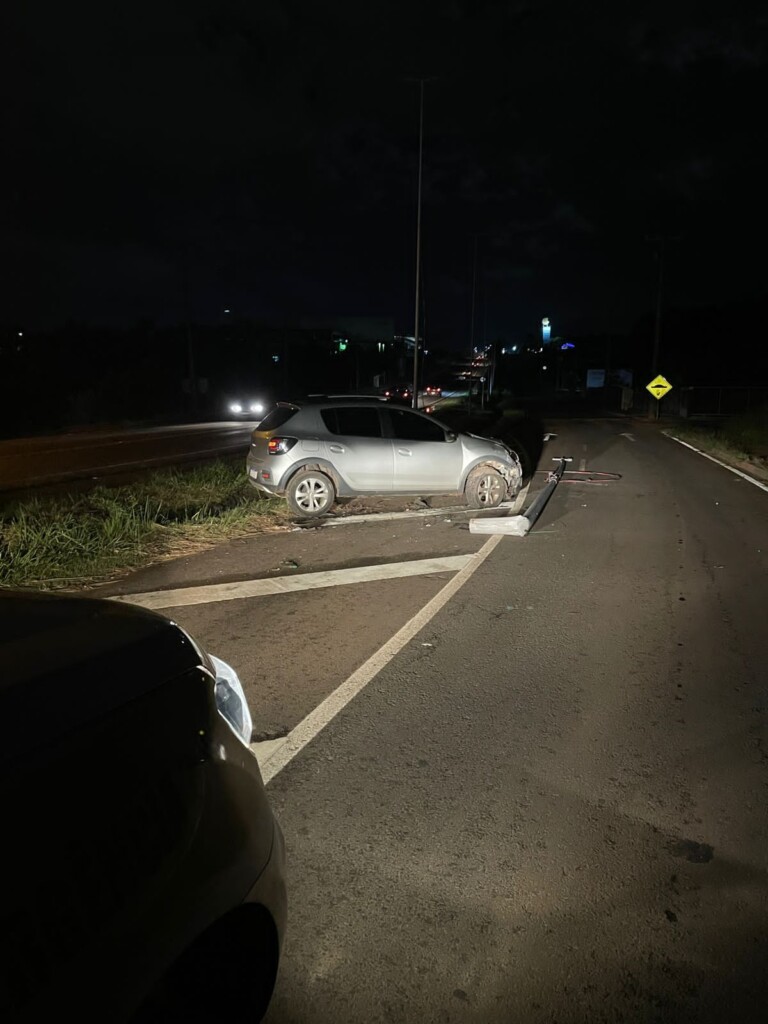 Acidente de Trânsito em Chapecó: Condutora Sai Ilesa Após Colisão com Poste