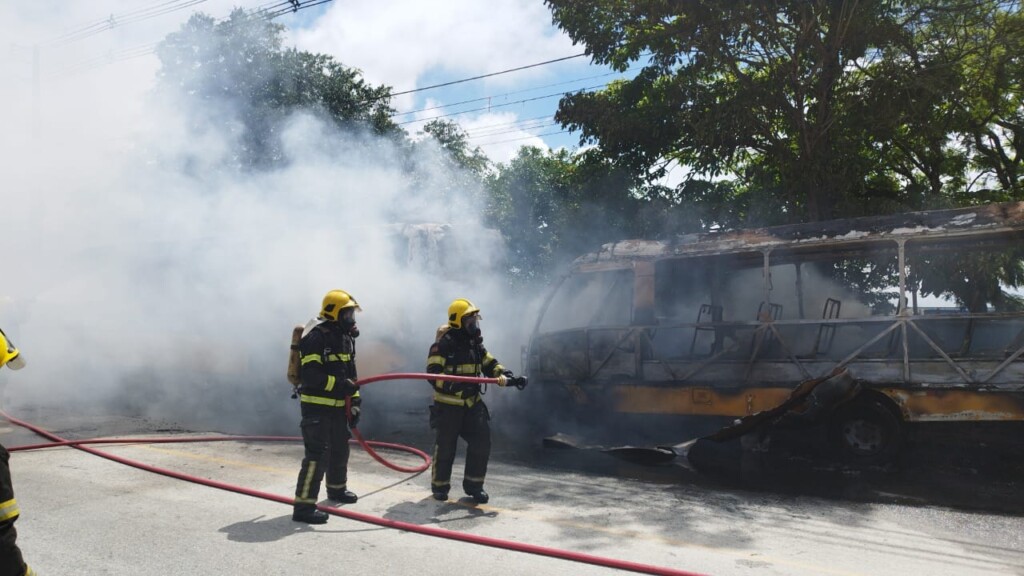 Incêndio Destrói Veículos Escolares em Araquari