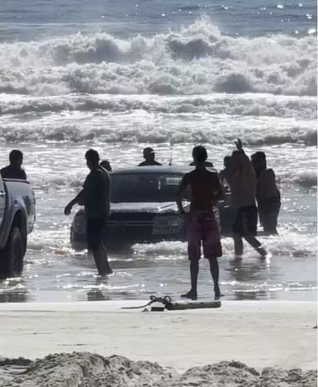 Caminhonete Atolada na Praia do Mariscal Gera Mobilização de Resgate
