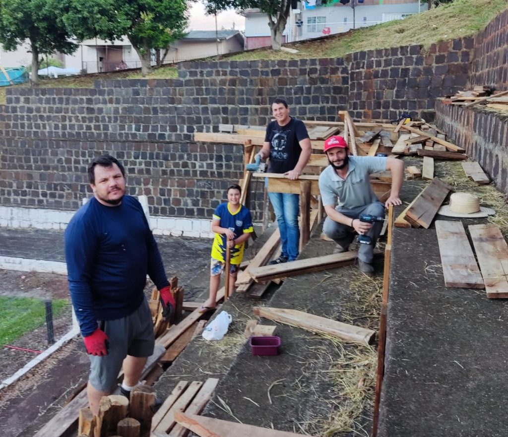 União e voluntariado da comunidade fortalecem a Encenação da Paixão de Cristo no Bairro Efapi